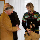 Prince Charles wanted to try the axe himself during the visit to Bryggen (Photo: Stian Lysberg Solum / Scanpix)